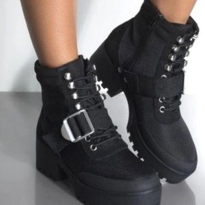 Steve Madden Grady Black Chunky Black Boots Size 5.5.    Almost New